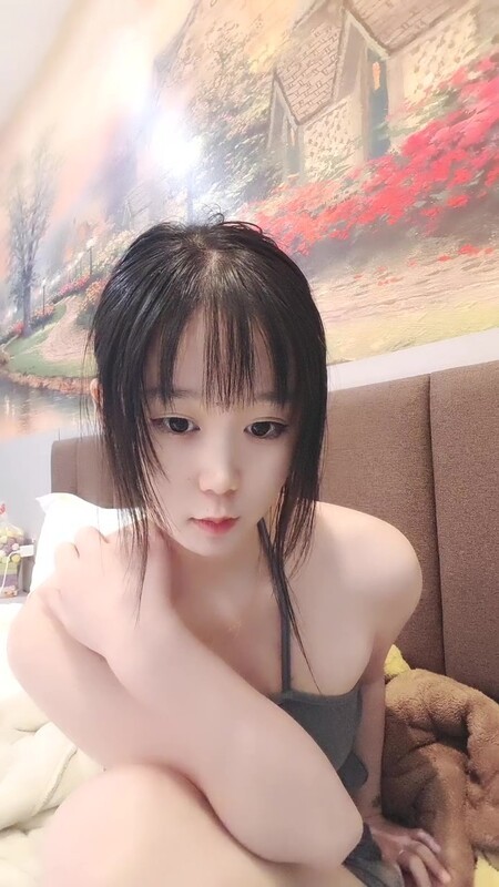 高冷颜值妹妹!新人近期下海!应要求秀一波,脱光光翘起美臀,一线舔馒头逼,翘起双腿,按摩器震动
