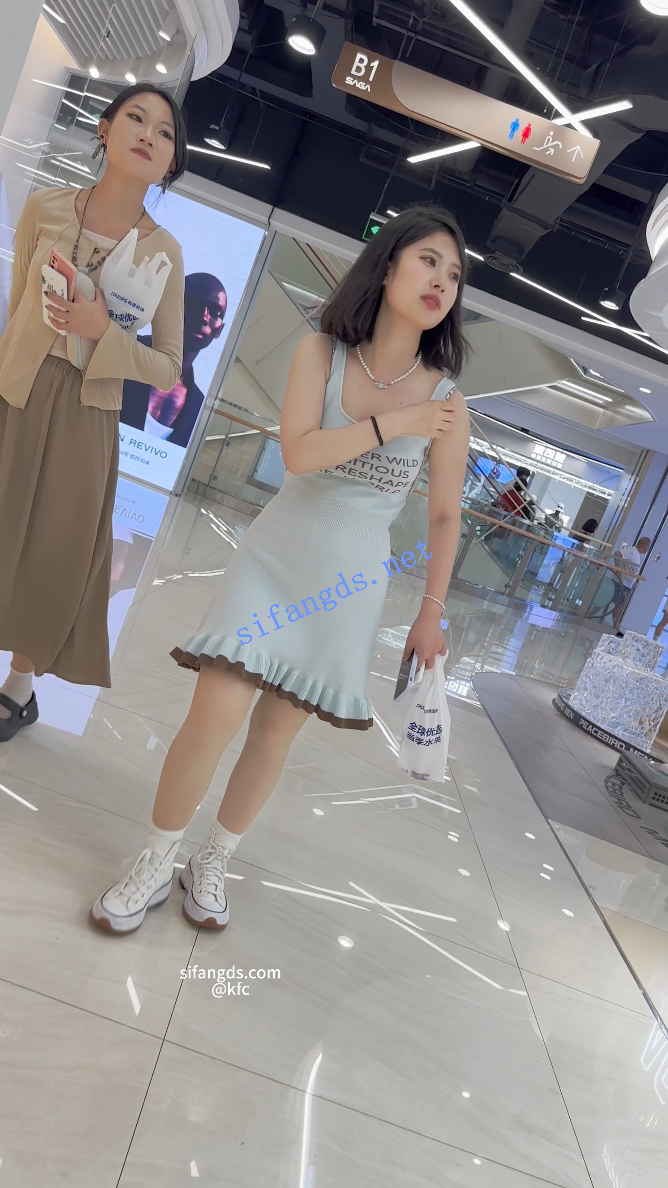 【KFC】吊带裙少妇和闺蜜逛街。肉色丝袜。半透明草莓内内