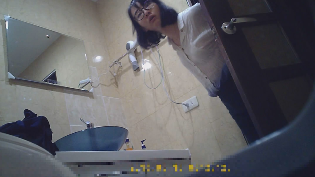 国产高校女生宿舍偷拍❤️脱光衣服到洗澡然后穿衣全过程下面逼毛还挺茂盛的