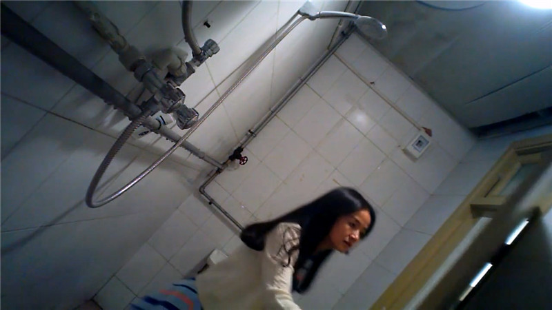 邪恶的房东暗藏摄像头偷窥身材苗条的少妇洗澡
