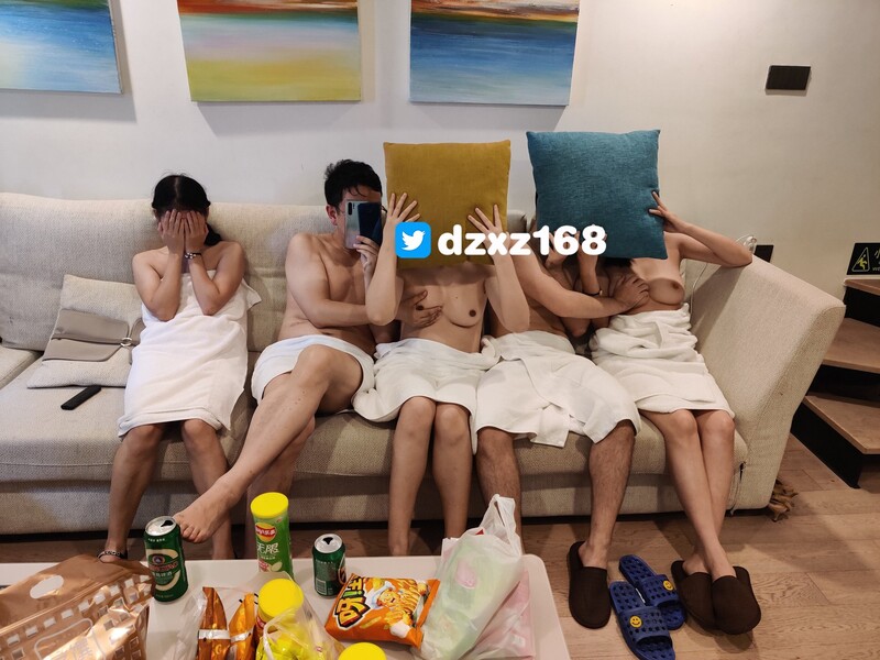 推特淫妻大神，【东征西战】，换妻盛宴，眼罩一带上，就代表着要开始被陌生人玩弄了，未知刺激和快感