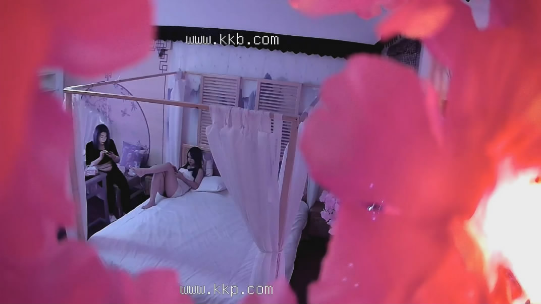 2024-02-18流出洗浴会所钟点炮房偷拍几个嫖客玩妞❤️眼镜猛男双飞黑白衣双女
