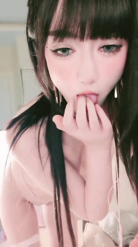 极品尤物网红女神！白丝袜性感美腿！多毛骚逼双指扣弄，震动假吊慢慢插入，喜欢自己玩，搞的很舒服