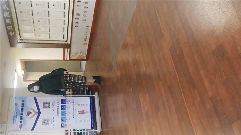 美容院女厕偷拍美女医师上厕所❤️把自己的嫩逼保养得真好
