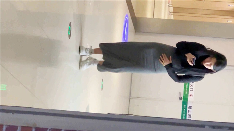 商场女厕偷拍黑衣灰长裙美女❤️鲍鱼真肥肉唇已经磨白了