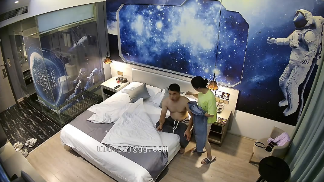 5-7新片速递酒店太空漫游主题房偷拍❤️老哥幽会情妇偷情少妇的饭后甜点