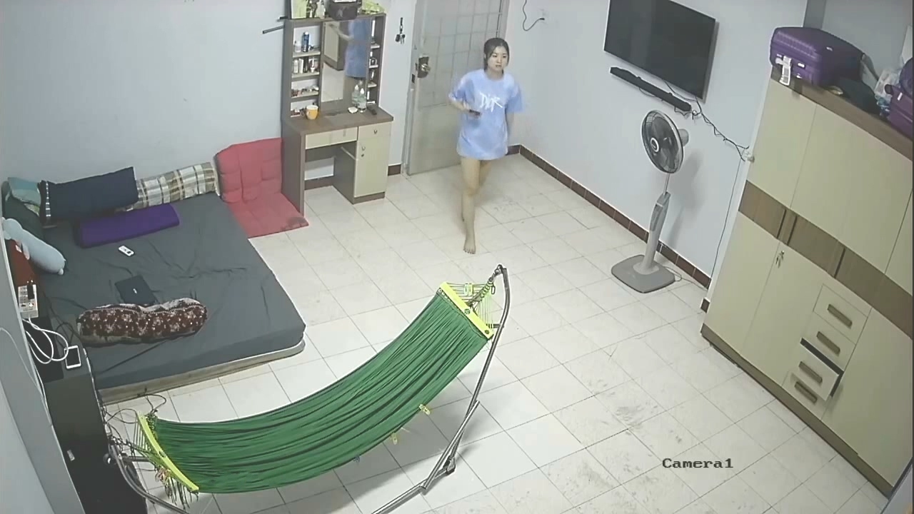 家庭摄像头破解真实偸拍,性生活和谐的小夫妻不管白天晚上来感觉就搞,苗条娇妻很耐肏床上干完地上扎马步干