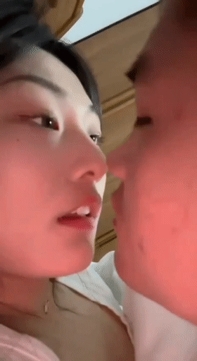 【极品反差婊】湖北襄阳清纯小骚货❤️交往了两个多月上了床❤️刚开始很矜持,特别害羞,害羞的样子也很可爱!