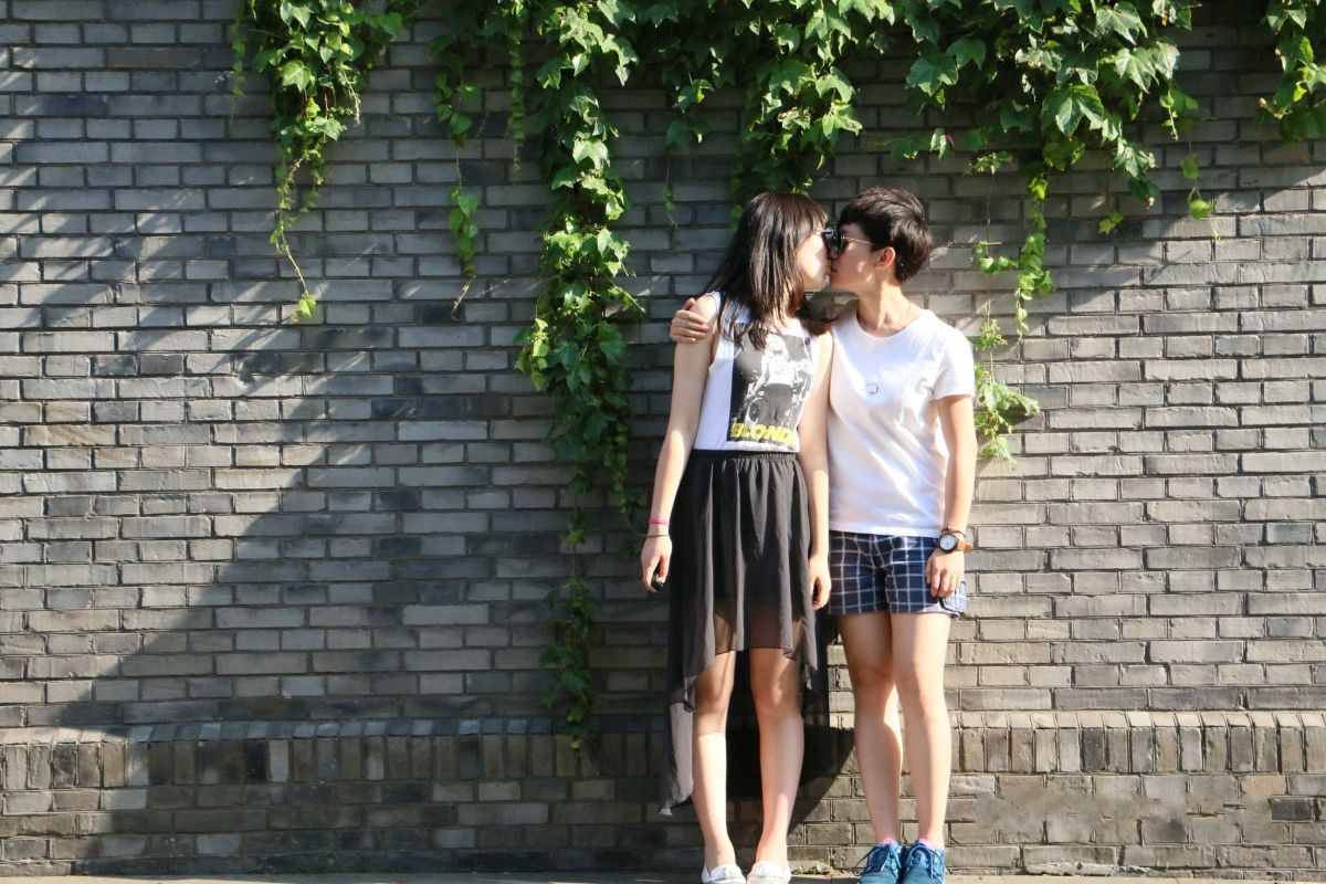 《云盘高质✅泄密》上海外国语大学一对比较自恋喜爱摄影的百合姐妹大量露脸自拍视图流出