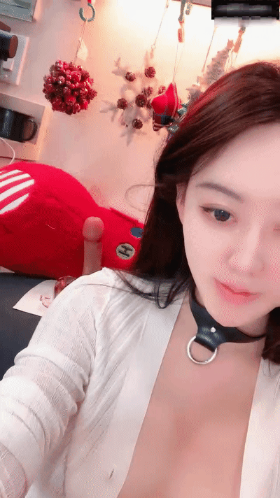 第一粉穴网红女神!全身粉嫩极品美乳!难得玻璃插穴,光滑白皙美臀,手指扣弄,棒子抽插流出淫水