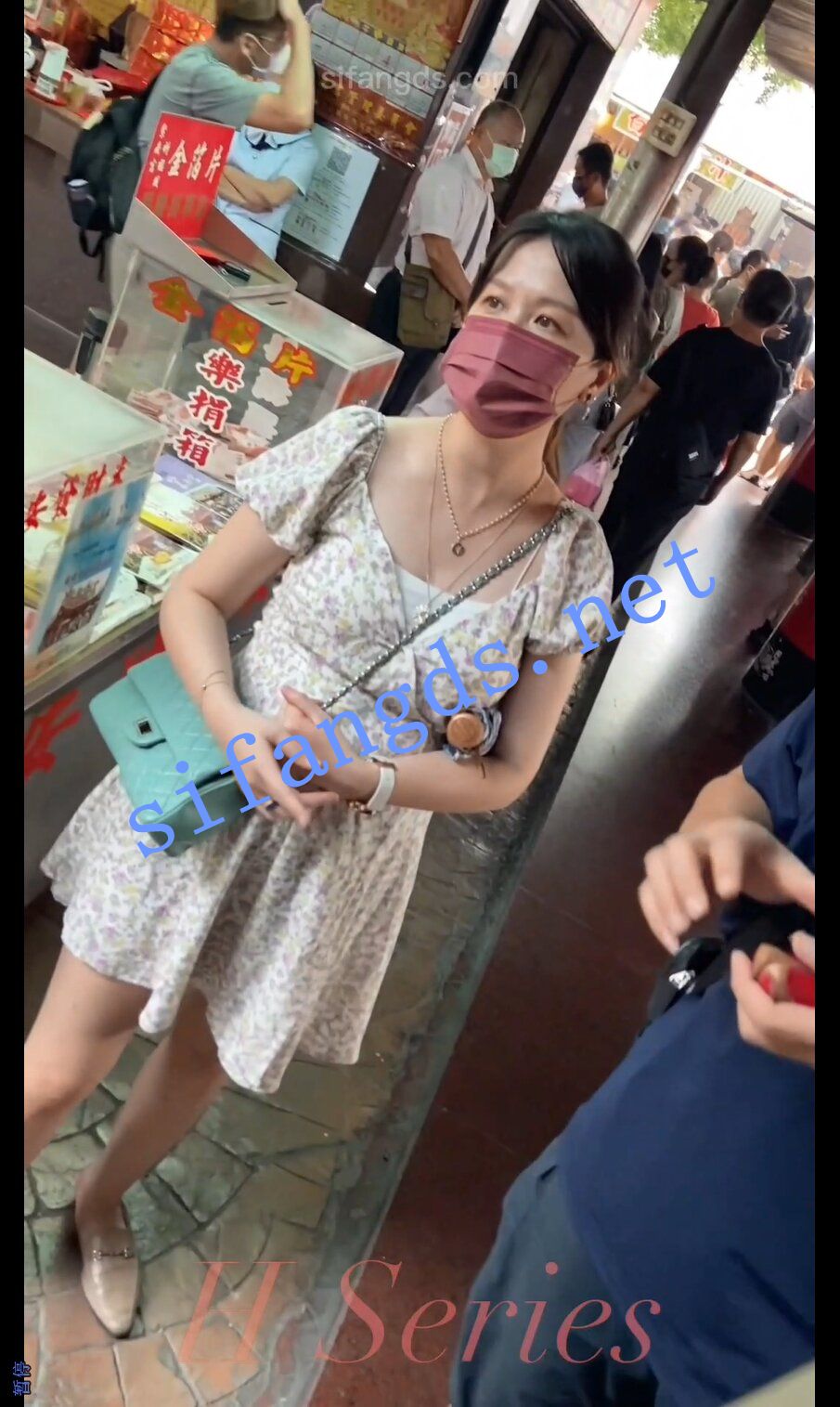 【HUTU系列CD】73.抄底买菜的少妇白N夹出B缝