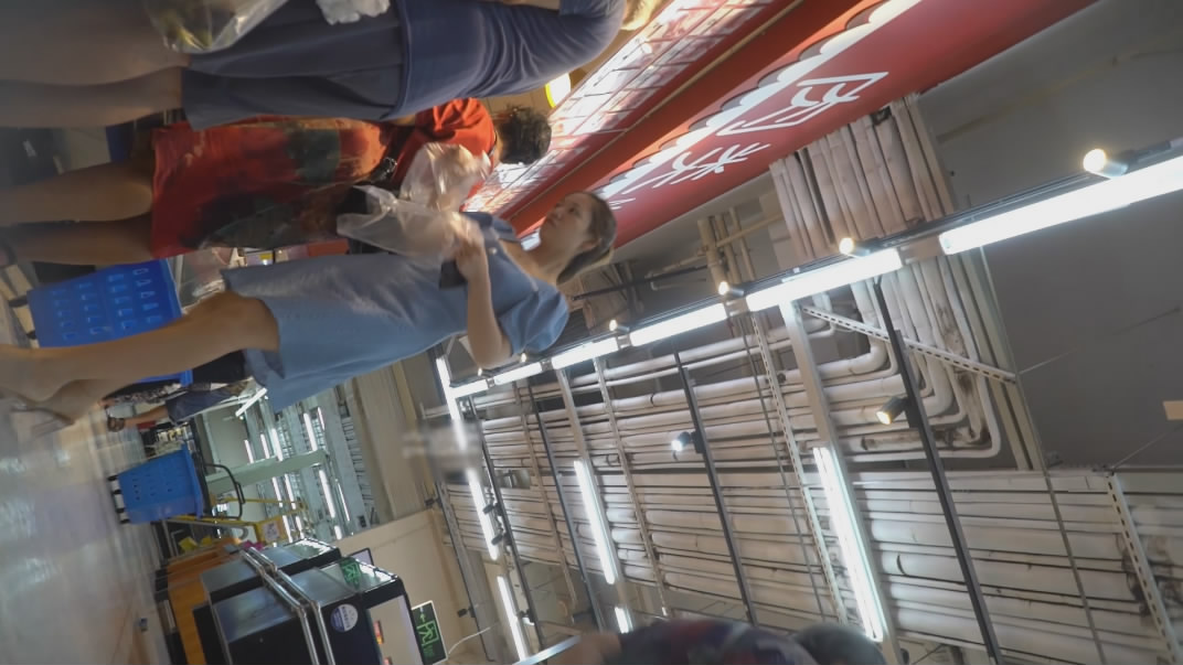(空城原创)❤️逛超市买肉的连衣裙大奶小少妇,干净纯白内包裹肥臀顺便拍了她走光的乳沟