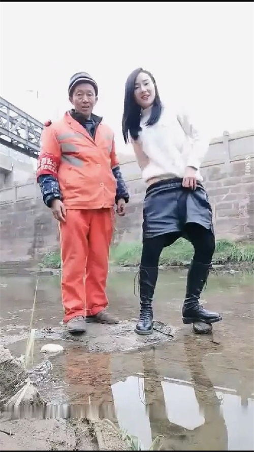 好骚的御姐少妇啊 开着车到野外露出自慰 尽情展示自己曼妙身姿 大长腿逼逼流水娇吟撩人真是浪货