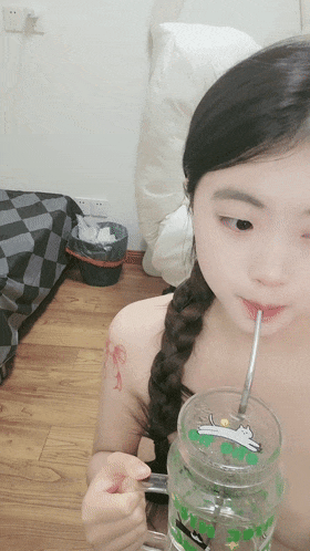 重磅核弹,挺漂亮的小姐姐,【清纯玉女】【无所谓我会睡觉】合集下,一周淫荡记录,白花花的肉体,刮毛自慰真会玩