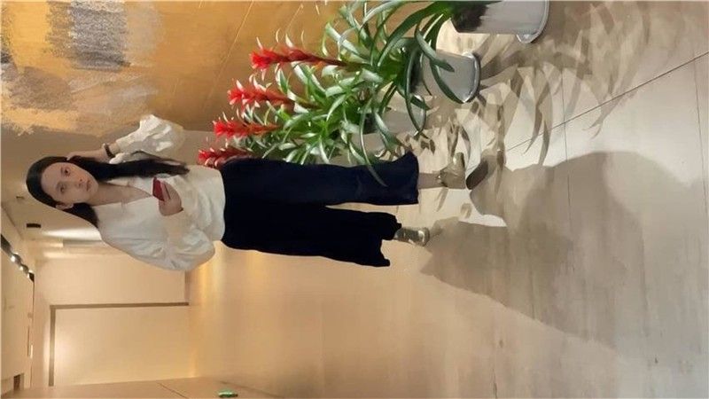 办公大楼女厕偷拍公司美女同事⭐鲍鱼粉嫩两片唇肉磨得发亮