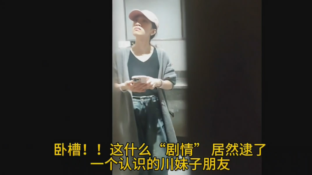 厕拍大神王八哥❤️潜入某网红基地女厕偷拍美女尿尿一镜到底,文字语音同步解说,仿佛身临其境置身拍摄现场