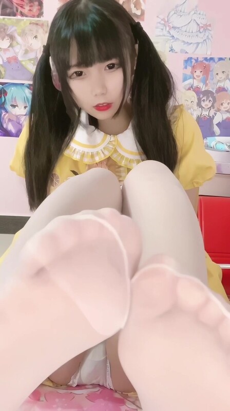 萝莉裙双马尾,卡哇伊美少女,卡通内裤白丝袜,一脸清纯呆萌,无毛嫩穴,玻璃棒抽插2K高清