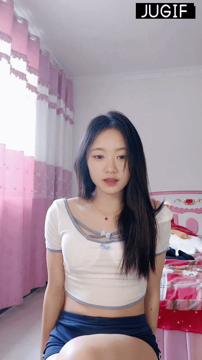 纯欲系颜值美女,小短裤很是性感,独自在家发骚,脱光光揉骚穴,按摩器震动流淫水,低低呻吟