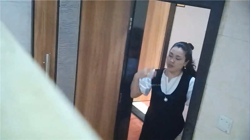 办公大楼女厕偷拍黑裙高跟少妇的多毛肥美鲍鱼