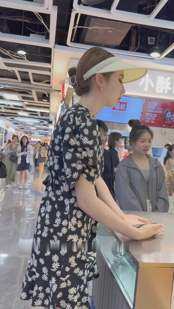 大神KFC商场偷拍⭐极品混血美女长得超美,黄色半透明内尿湿了一块