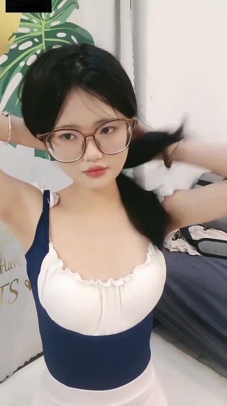 清纯甜美眼镜妹妹！女仆装展示美足！浴室洗澡炮友草逼，娇小身材细腰美腿，怼入小穴后入抽插