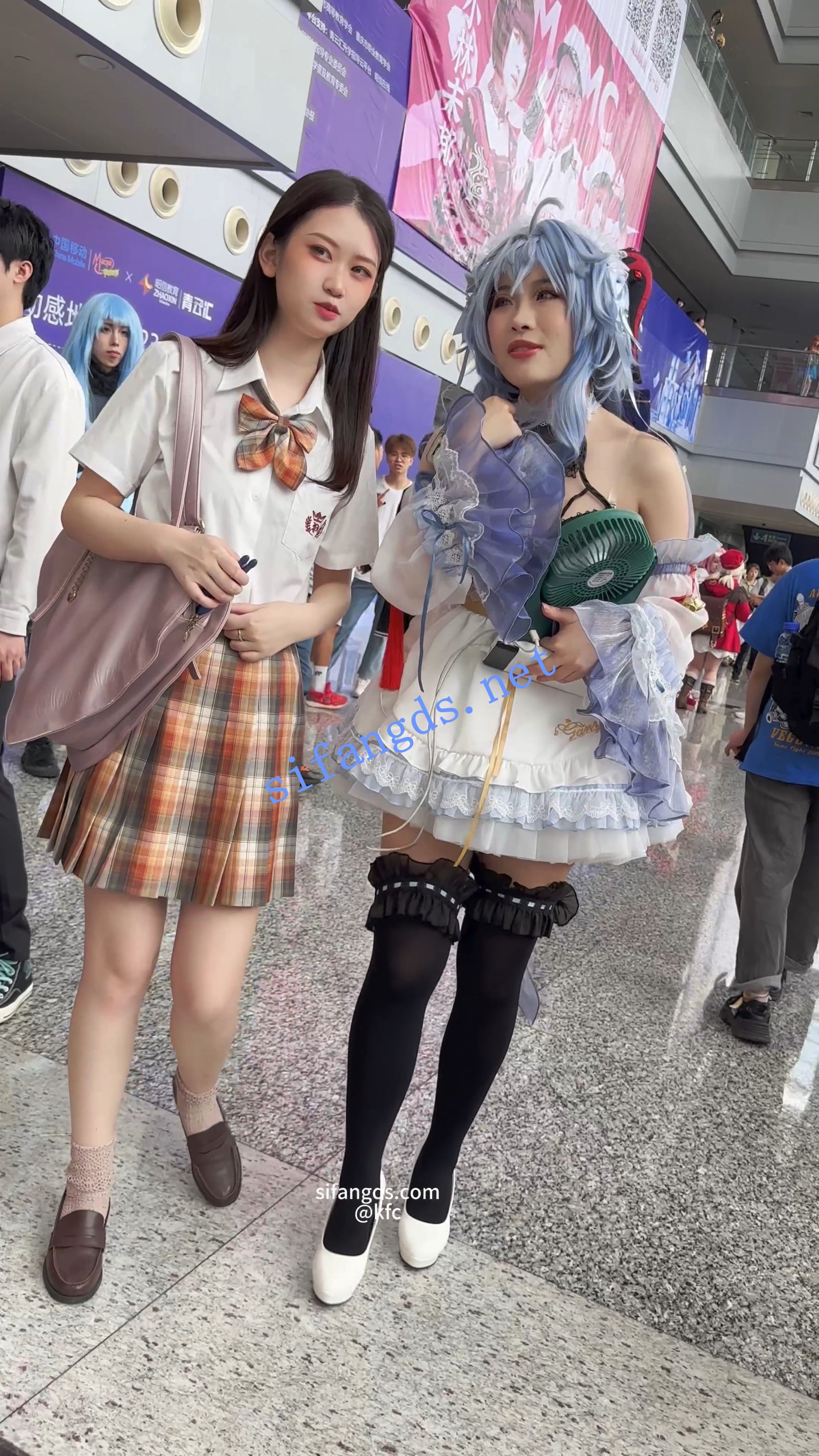 【KFC】JK制服学生妹和朋友逛街。淡紫色花边内内前后CD