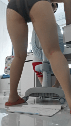 丰满熟女 ♈·桃子冰妈妈·♈：儿子背后挑逗调教粉丝，骚性来了，忍不住在背后使劲露出，真是个淫母！