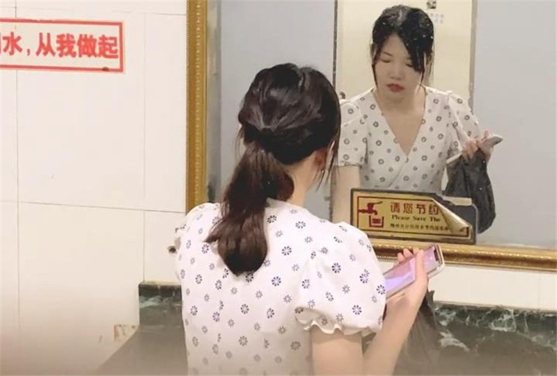 办公楼女厕全景偷拍连衣裙妹子❤️乌黑浓密私密区真黑