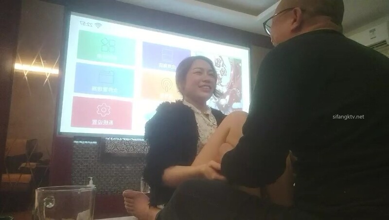 横扫街头炮王佳作,【老王探花】,足浴店达人,还是有几个漂亮的,风韵犹存的少妇和嫩妹双飞,近景爆操浪叫连连