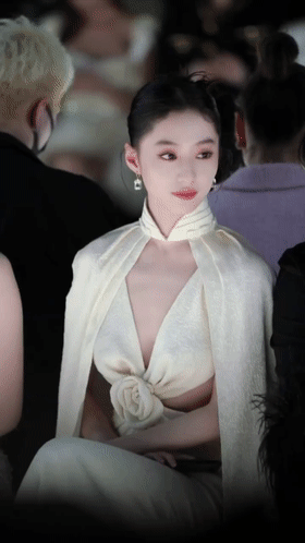 吃瓜❤️微博热传的女星❤️胡连馨❤️与男朋友裸聊视频的瓜! AI换脸视频