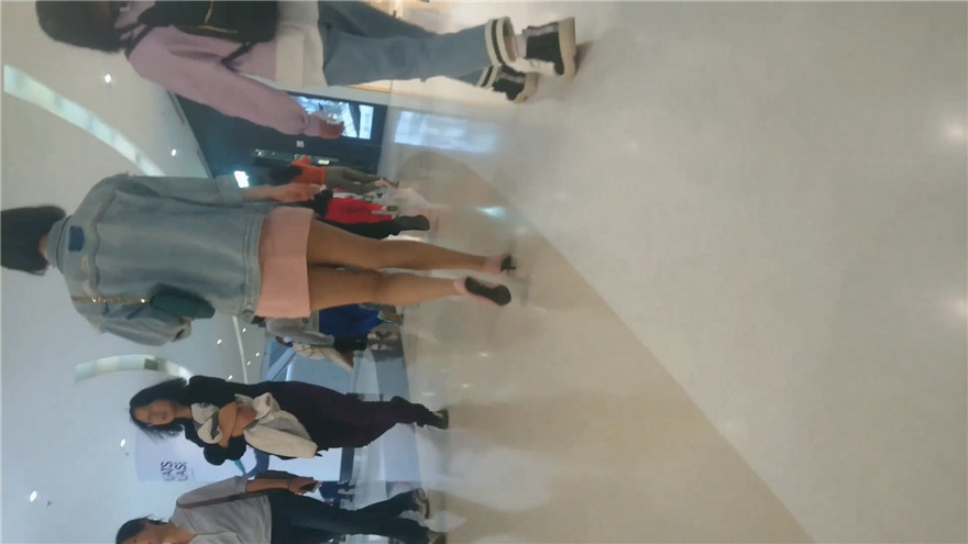 穿着开档肉丝高跟鞋的美女到底是穿着骚丁还是无内请大家来鉴定一下