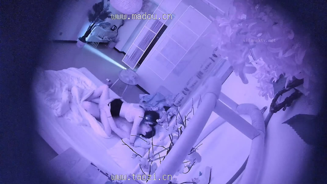 2024-3-10流出酒店偷拍❤️反差婊眼镜骚女让男友帮自己自慰男友双管齐下翻身上马一番翻云覆雨