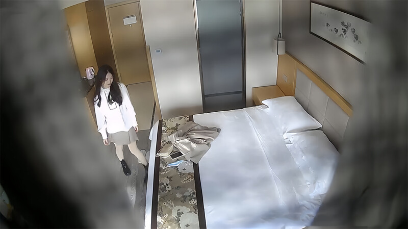 【酒店偷拍未流出精品】，榜一大哥线下约炮网红，女主肤白貌美酥胸大长腿，全程对话很有意思，很黄很暴力还很油腻