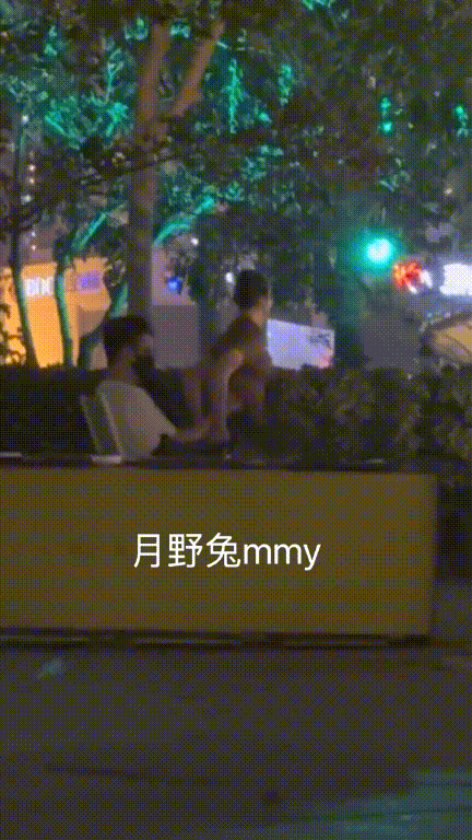 最新5月无水首发!穷人女神有钱人母狗,南航空姐【月野兔mmy】私拍,露出3P有人的公共场合偸偸做爱,母狗属性拉满