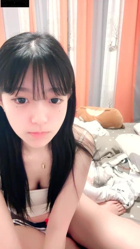 清纯尤物美少女!外表呆萌卡哇伊!hallokiti内裤,小尺度露穴,穿上吊带黑丝袜,掰穴特写超粉嫩