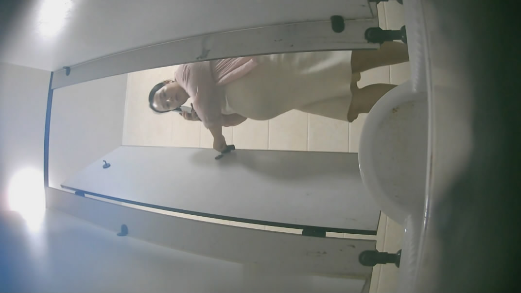 二月流出新系列大学城附近女厕 全景后拍❤️工厂下班来了不少少妇来蹭厕所眼镜短裙少妇费劲才解开裙子