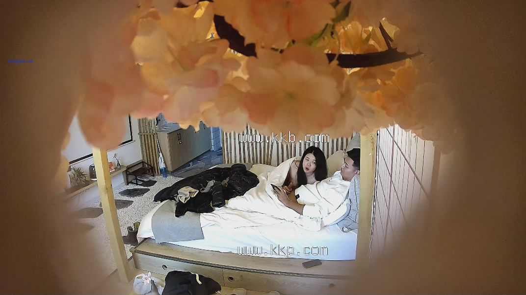 2024-02-07新流出酒店偷拍❤️过年回家的情侣旅途开房短暂休息不忘来个快餐