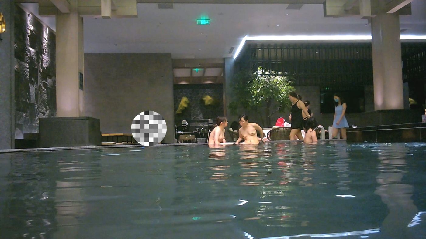 《贵在真实✅极限偸拍》女人坑女人!温泉洗浴女宾淋浴浸泡区内部曝光4K,各种诱人胴体专挑年轻的拍,美女冲逼的姿势有点搞笑