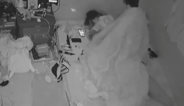 24.0127【破解摄像头】小情侣同居含蓄做爱视频外泄