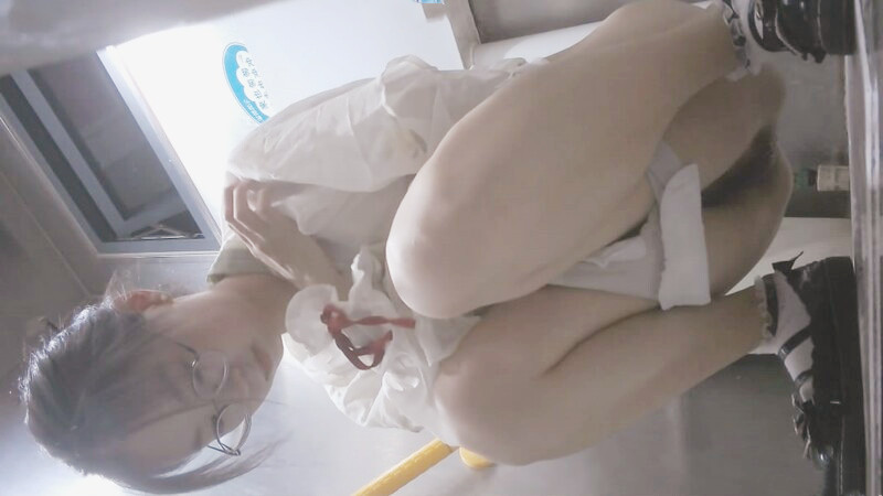 大神潜入大学女厕❤️全景偷拍多位美女嘘嘘