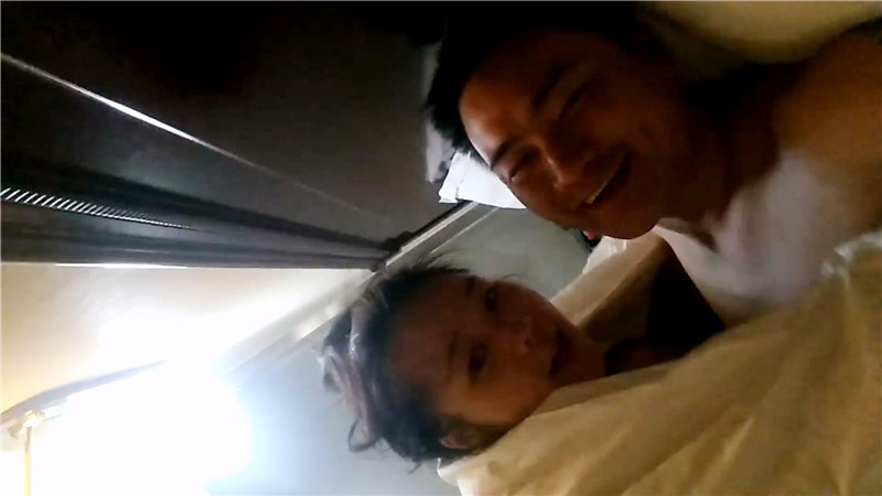小哥在麻将馆勾搭上的少妇趁她不在家玩69啪啪完美露脸