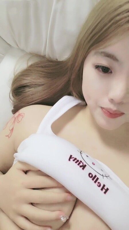 外表甜蜜清纯颜值美女!大尺度道具自慰!撩起衣服揉捏柰子,震动棒摩擦阴蒂,抽插跪地翘起美臀