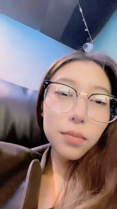 淫荡眼镜网红小骚货!网吧桌子下跳蛋自慰!偷偷扒开内裤跳蛋塞入,进进出出拉扯,揉搓奶头美女好骚