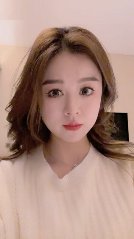 性感尤物气质女神!美女很会玩诱惑!吊带黑丝美腿,扒开内裤揉穴,无毛骚穴特写,按摩器震动,爽的呻吟娇喘