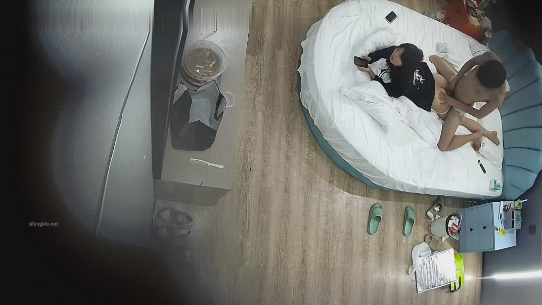 2024-01-14新流出酒店扇贝靠背床房高清偷拍❤️小哥开始貌似鸡巴硬度不够前后来回折腾妹子也没能插入