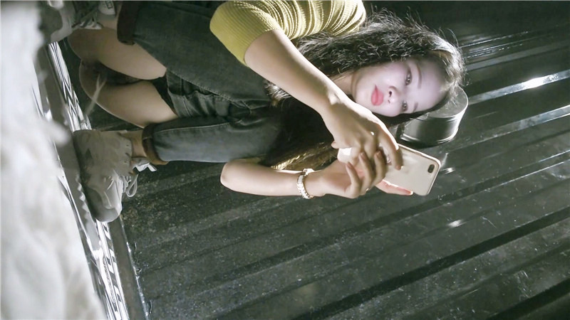 商场女厕全景偷拍红唇美少妇的极品小黑鲍