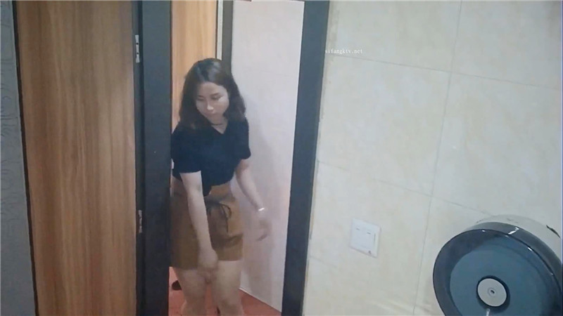 办公大楼女厕蹲守偷拍黑T高跟大姐❤️肥鲍鱼细逼缝