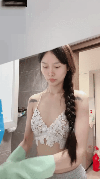 气质尤物性感女神!贤惠美女干完家务开秀!大长腿做瑜伽,全裸椅子上猛插穴,情趣椅子骑乘,电动假吊震穴