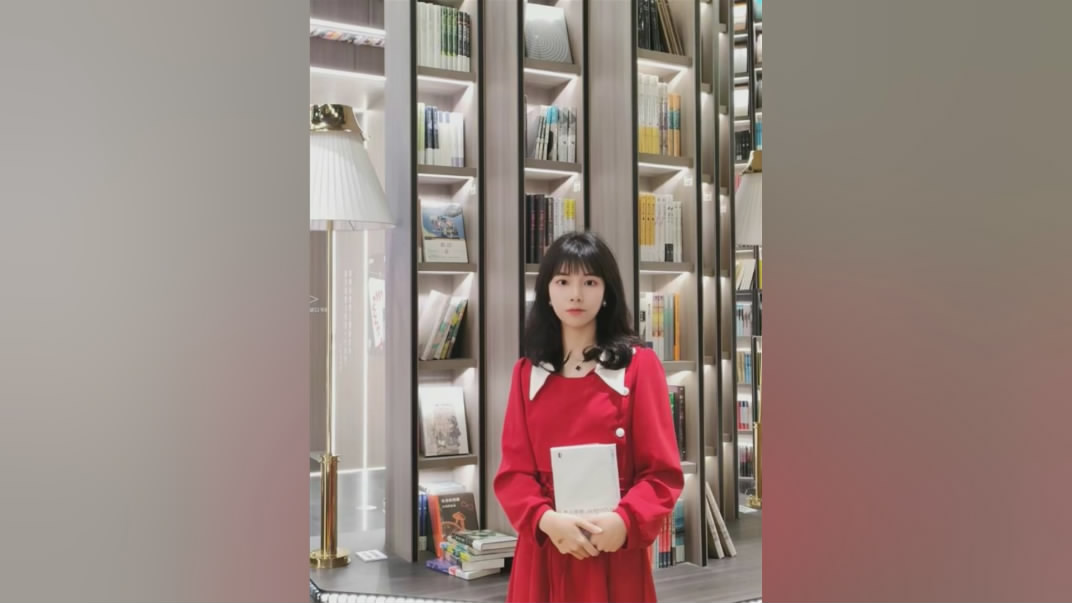 高校女厕偷拍❤️屌丝暗恋女同学躲进女厕偷拍她尿尿高清无水印原版