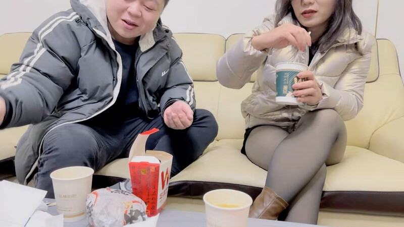 2024.1.21,【一代良家】,新人,泡良佳作,超清画质,少妇出轨,沙发强制脱光狂插,对白精彩!
